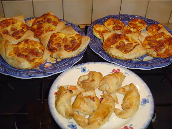 Petites quiches aux saucisses et croissants au saumon fume