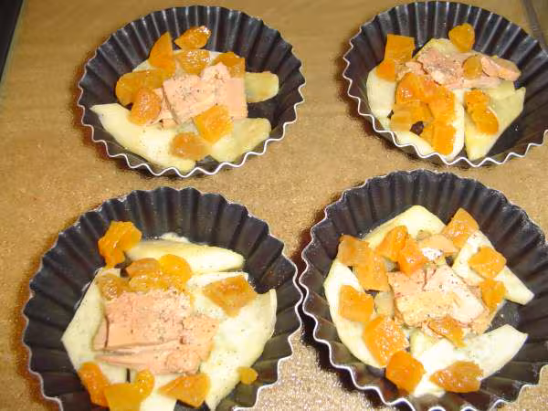 Preparation tatins aux pommes abricots et foie gras