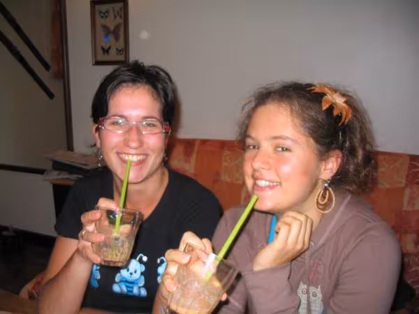 Laura italienne et celia francaise de retour d omaha nebraska usa degustant du smoothie