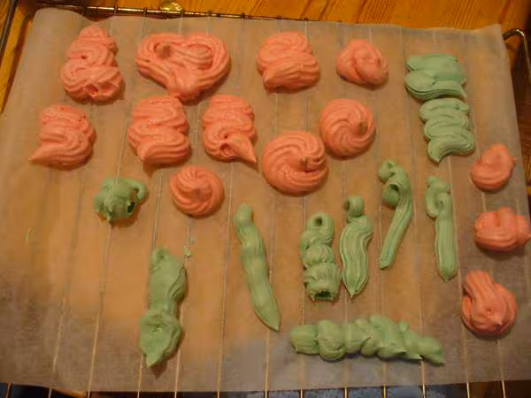 Meringue rose et verte apres cuisson