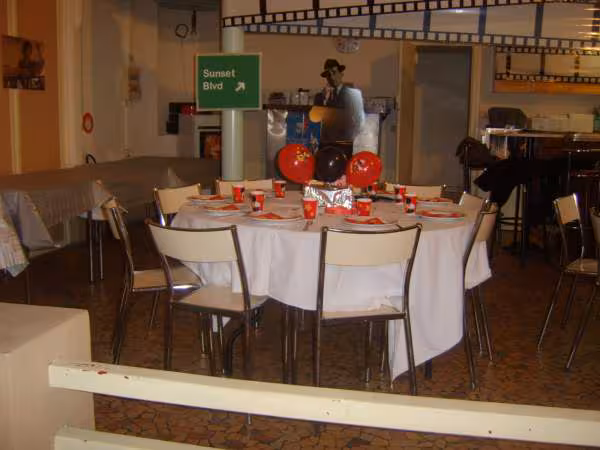 Table enfants fond salle