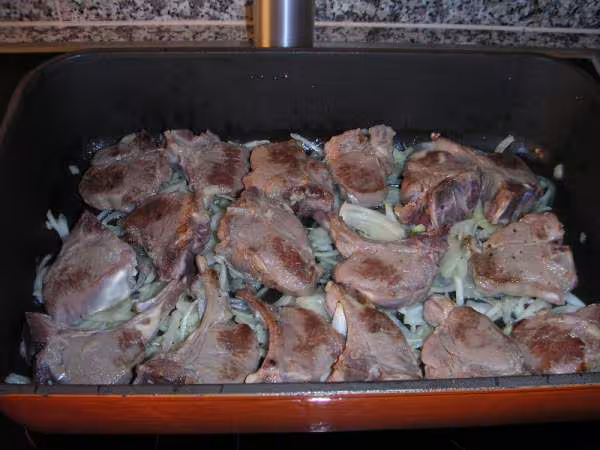 C telettes d agneau a la champvallon cotelettes juste colorees sur la feuille de cuisson