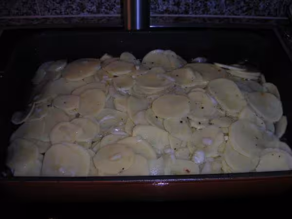 Cotelettes d agneau a la champvallon cotelettes recouvertes par un melange pommes de terre et oignons