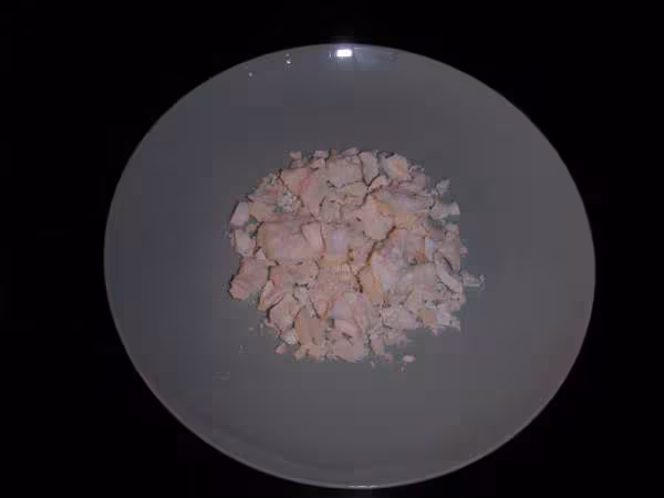 Emiettez une partie des meringues