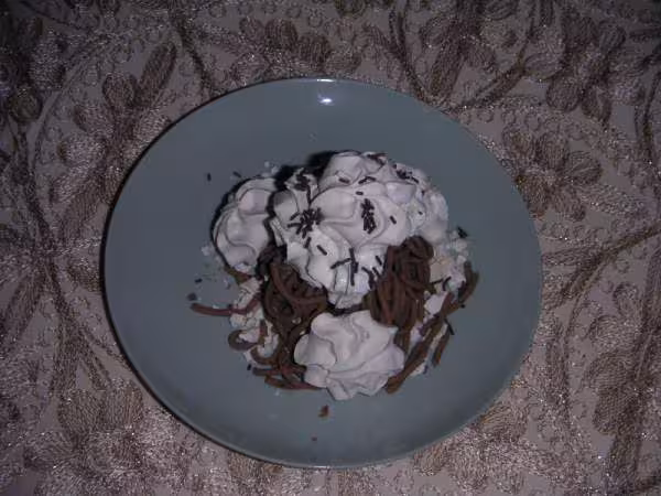 Mont blanc termine avec decor de meringues et quelques vermicelles choco