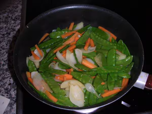 Poelee de mangetouts carottes et oignons nouveaux