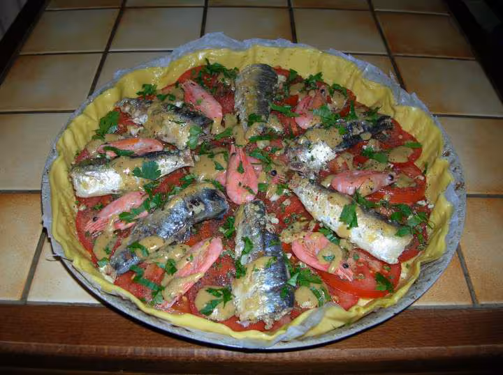 Tarte a la sardine sur lit de tomate avant cuisson
