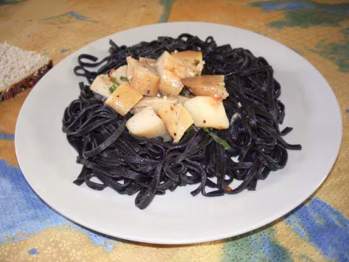 Linguini al nero di sepia et calamars