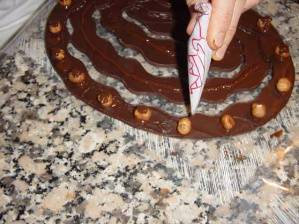 Disposer su chocolat sur les noisette puis juxtaposer l autre face