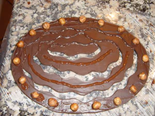 Retourne 1 element puis coller des noisettes a l aide de chocolat