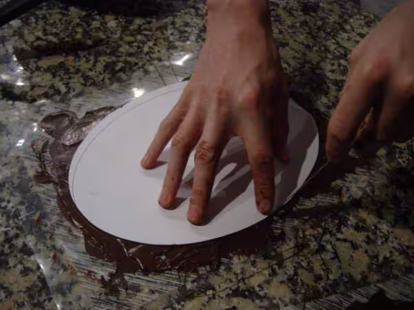 Tailler le choclat en forme d oeuf a l aide d un patron