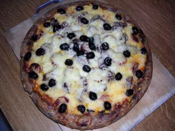 Pizza avec une pate aux olives