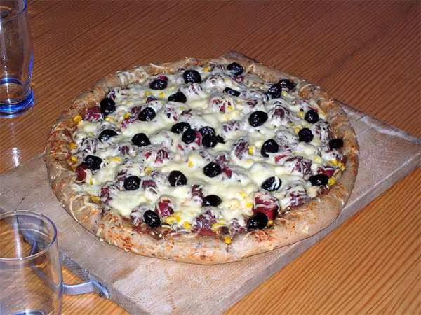 Pizza pate aux olives