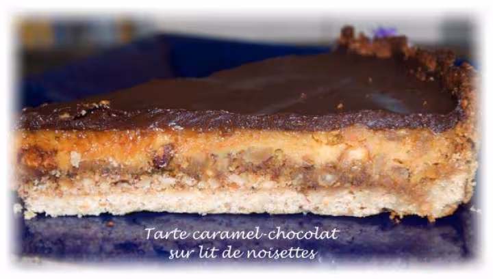 Tarte caramel chocolat sur lit de noisettes