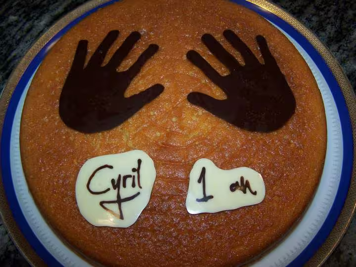 Gateau orange empreintes mains