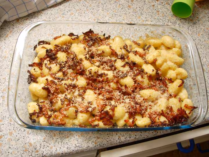 Gratin de gnocchis aux lardons et sauce aux champignons