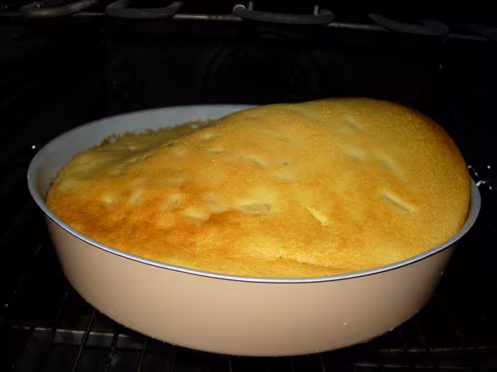 Le clafoutis bossu ou qui veut s echapper du plat lol