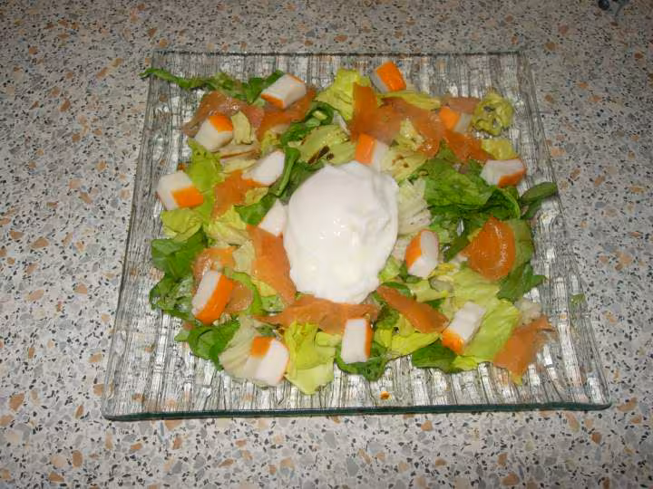 Salade marine et oeuf poche