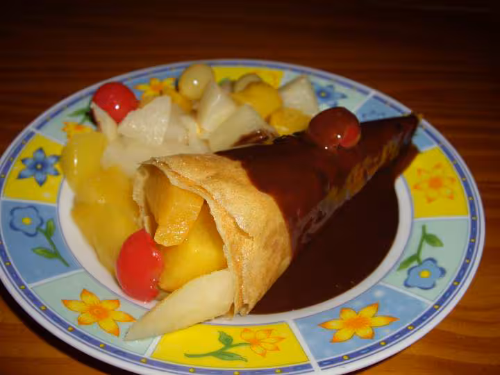 Cornet de brick aux fruits sauce chocolat