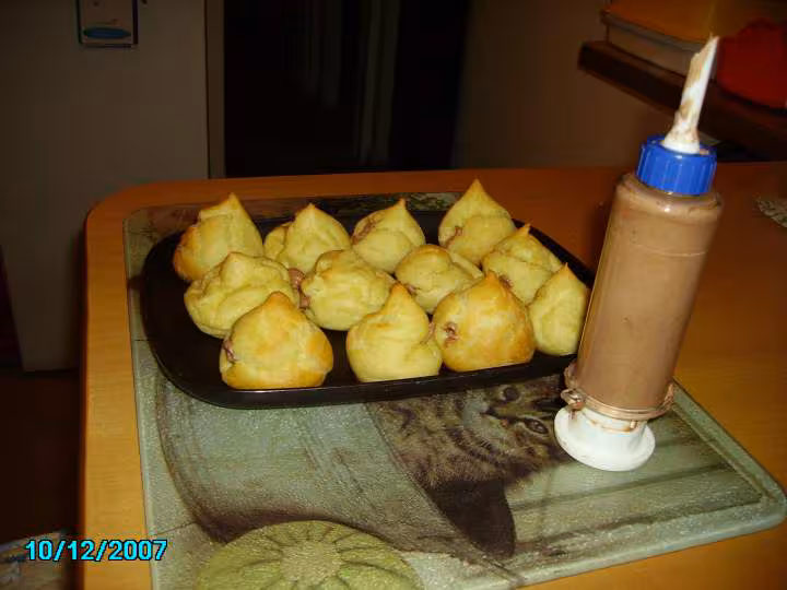 Petits choux fourres a la chantilly au chocolat