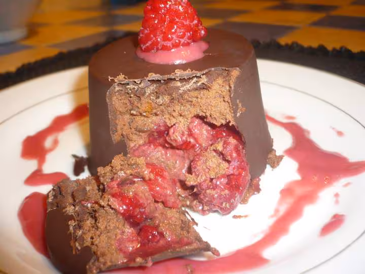 Coupole a la mousse au chocolat fourree aux framboises et aux eclats de speculoos