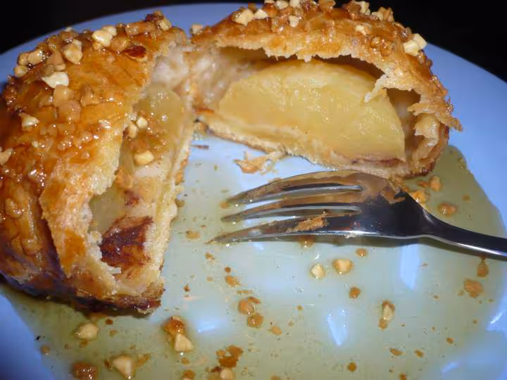 Douillon a la pomme caramel aux eclats de noisettes