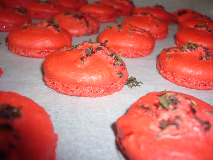 Macarons a la gelee de tomates et basilic