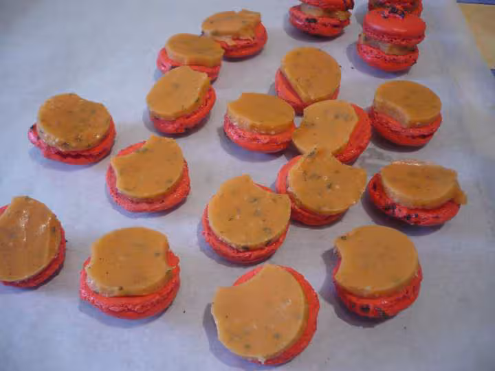 Macarons a la gelee de tomates et basilic