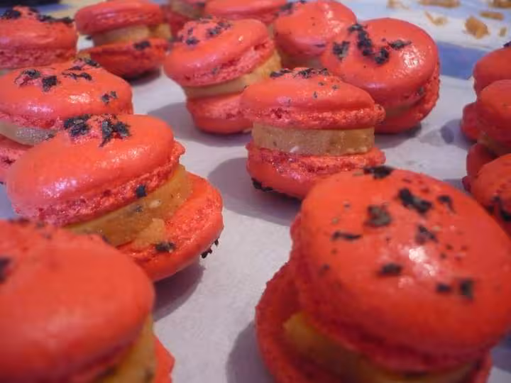 Macarons a la gelee de tomates et basilic