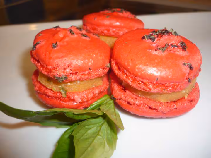 Macarons a la gelee de tomates et basilic