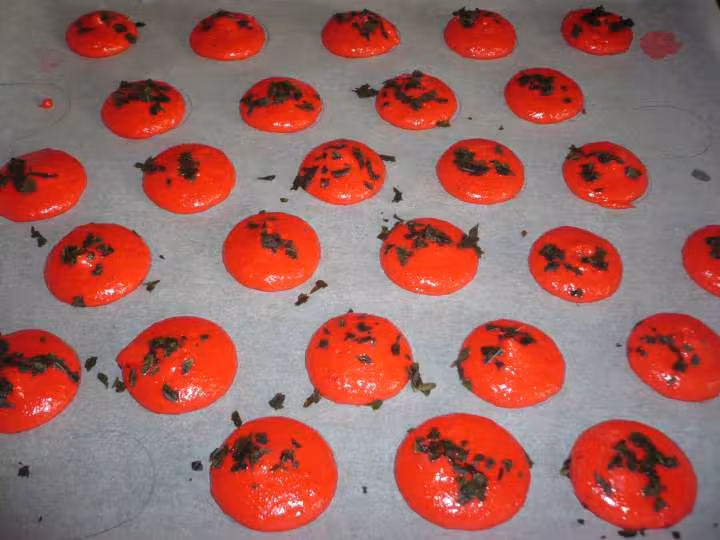 Macarons a la gelee de tomates et basilic