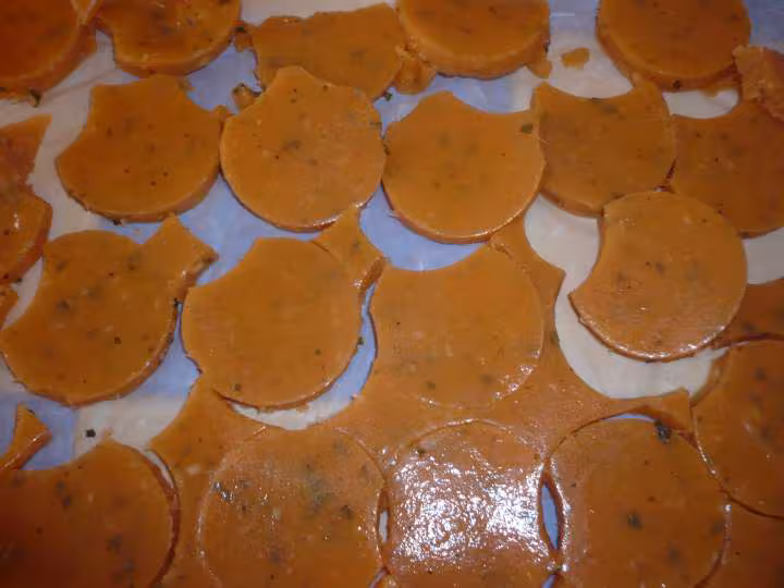 Macarons a la gelee de tomates et basilic