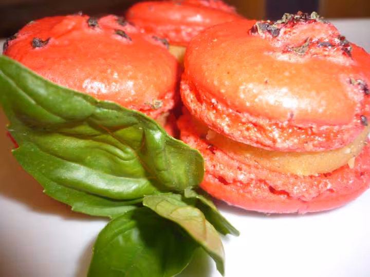 Macarons a la gelee de tomates et basilic