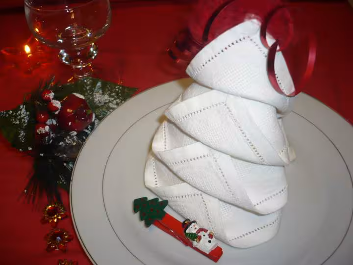 Pliage de serviette sapin de noel debout