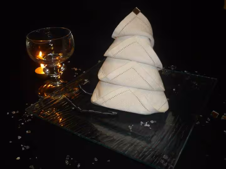 Pliage de serviette sapin de noel debout