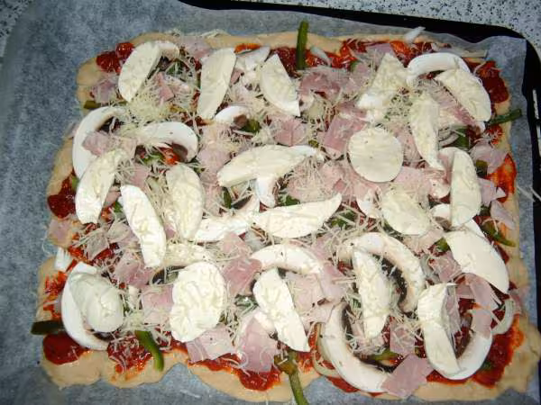 Pate a pizza prete a etre enfournee