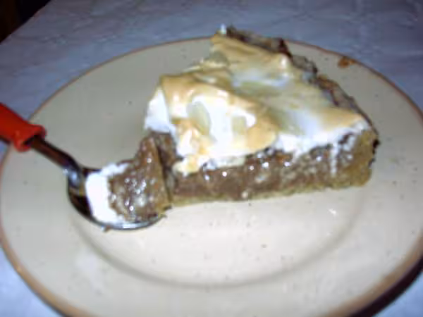 Part de tarte au chocolat meringuee