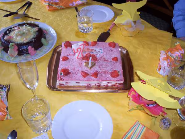 Gateau d anniversaire aux fraises et nid de paques