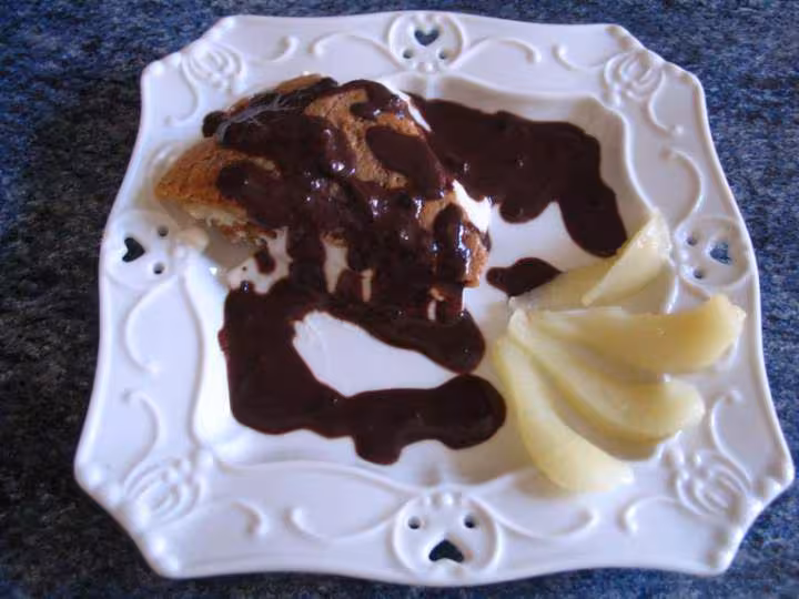 Charlotte aux poires et coulis de chocolat