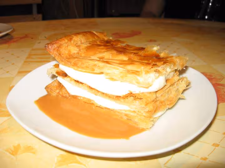 Mille feuille aerien a la vanille sauce caramel