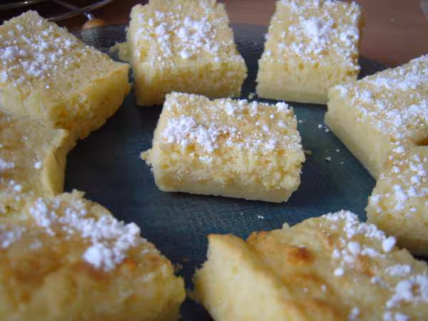 Assiette de gateaux fondants au citron