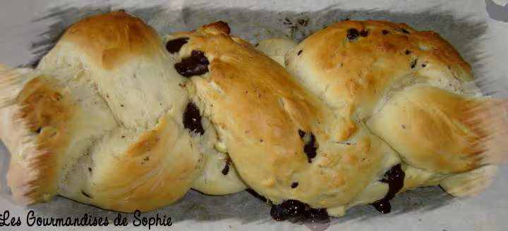 Brioche tressee aux pepites de chocolats noir et blanc