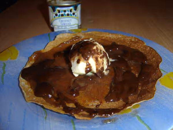 Crepes a la farine de chataigne garnie de creme de marrons sauce chocolat et glace vanille