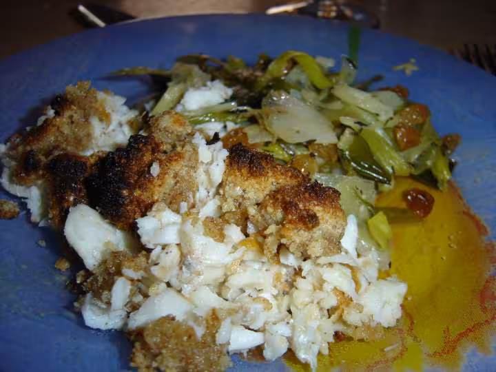 Dos de cabillaud en crumble de noix fondue de poireaux aux raisins