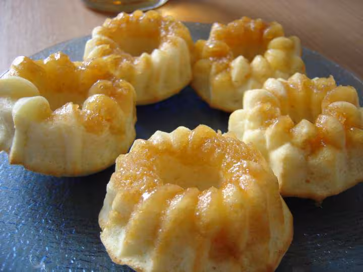 Petits gateaux aux blancs d oeufs fourres creme de caramel au beurre sale