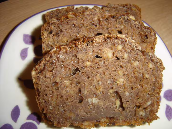 Tranche de cake au cacao et au pralin