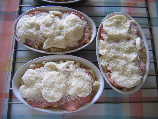 Preparation de cassolette de pates avec bacon et fromages