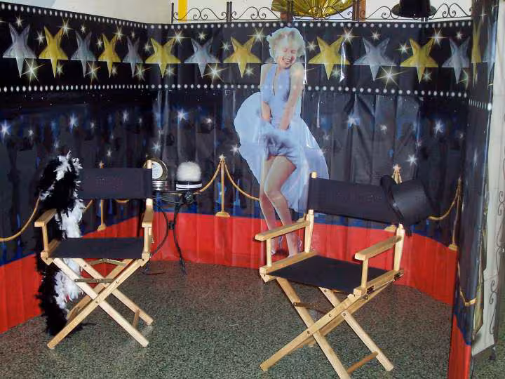 Deco mariage theme cinema coin studio les inscriptions sur les fauteuils ont ete masquees