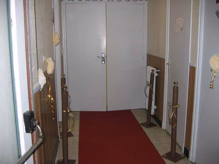 Entree de la salle avec tapis rouge mariage theme cinema