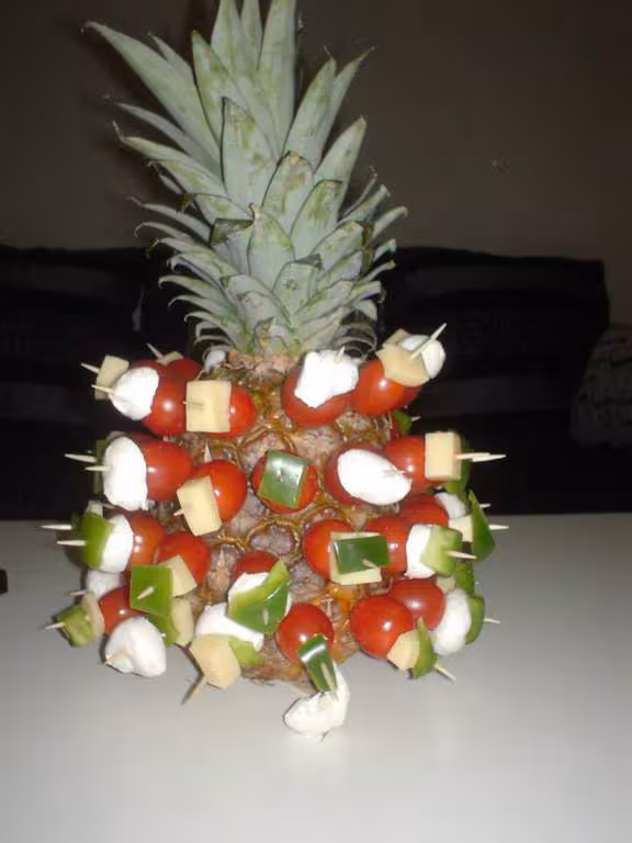 Ananas pique de brochettes aperitives